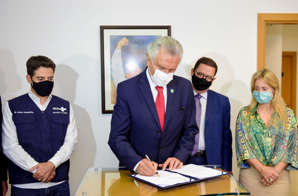 Governador Ronaldo Caiado assina termo de ajuste de gestão para pagamento de dívidas da gestão anterior com saúde nos municípios (Foto: Governo do Estado)