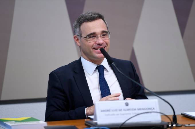 Sem discurso, Mendonça toma posse como ministro do STF