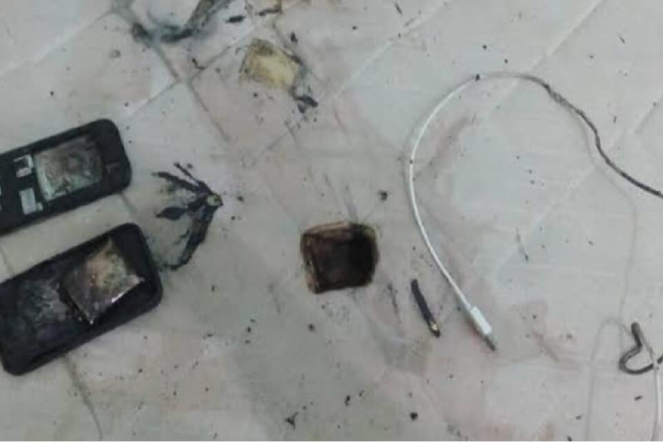 Adolescente morre após receber descarga elétrica enquanto mexia no celular carregando