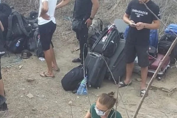 acidente Veículo com equipe do sertanejo capotou após a colisão frontal. Carro invadiu a pista e colidiu com van de equipe de Gusttavo Lima, diz PRF