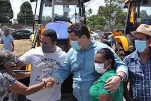 12 goianos receberam verba do orçamento secreto do governo federal; saiba quem são (Na foto: Alcolumbre entrega tratores - Reprodução)