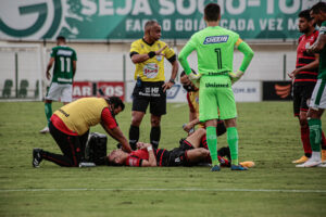 Wilton Pereira Sampaio apitando Atlético e Goiás