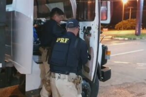 Policiais apreendem 126kg de maconha na BR-070, em Águas Lindas de Goiás (Imagem: PRF)