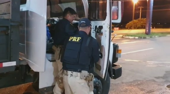 Policiais apreendem 126kg de maconha na BR-070, em Águas Lindas de Goiás (Imagem: PRF)