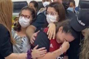 Luiza, dupla de Maurílio, se emociona e é amparada em velório do cantor