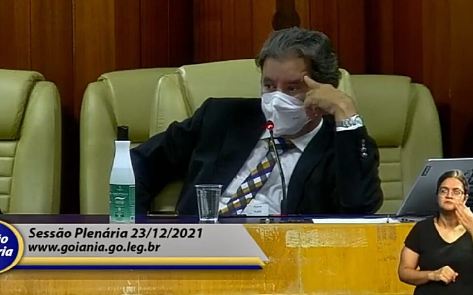 Câmara Municipal suspende sessão para votar ainda hoje amplição do número de vereadores