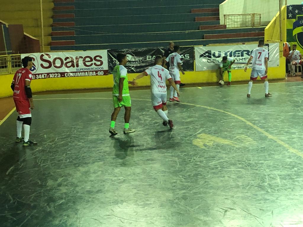 Vila Nova e Corumbaiba se enfrentando no futsal