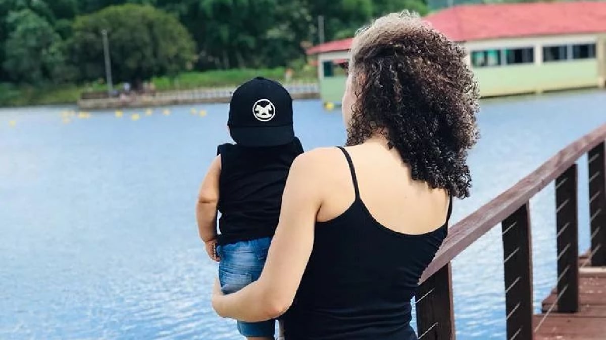 Bebê de jovem assassinada em Indiara não quer comer desde que a mãe morreu, diz avó