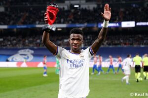 Vinícius Júnior com a camisa do Real Madrid