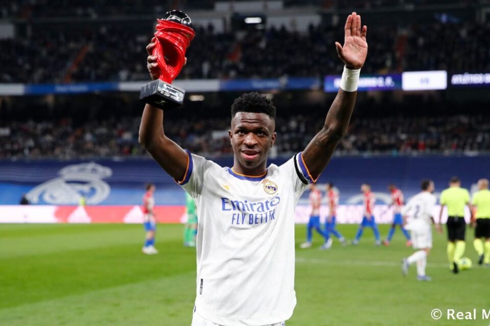 Vinícius Júnior com a camisa do Real Madrid