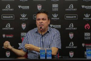 Adson Batista gesticulando em entrevista