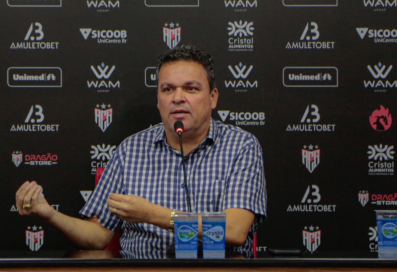 Adson Batista gesticulando em entrevista