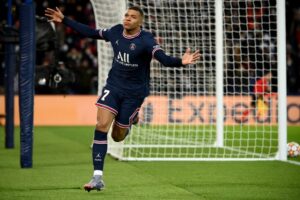 Mbappé comemora gol pelo PSG na Liga dos Campeões