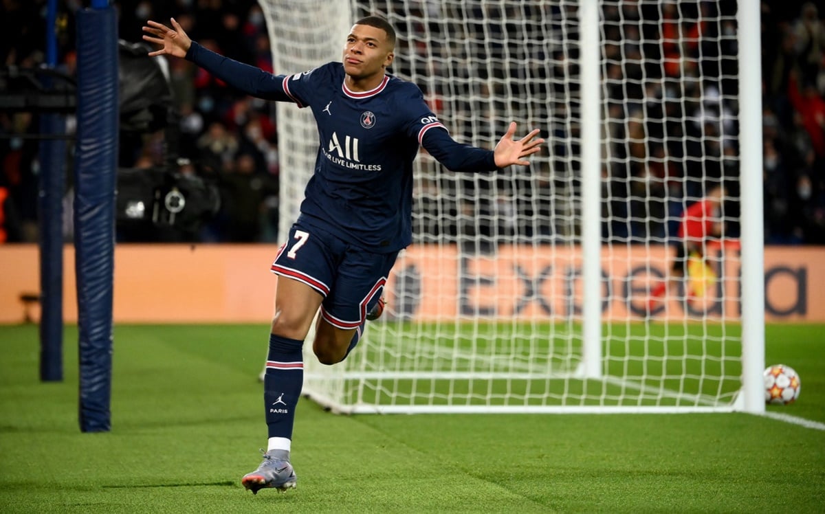 Mbappé comemora gol pelo PSG na Liga dos Campeões