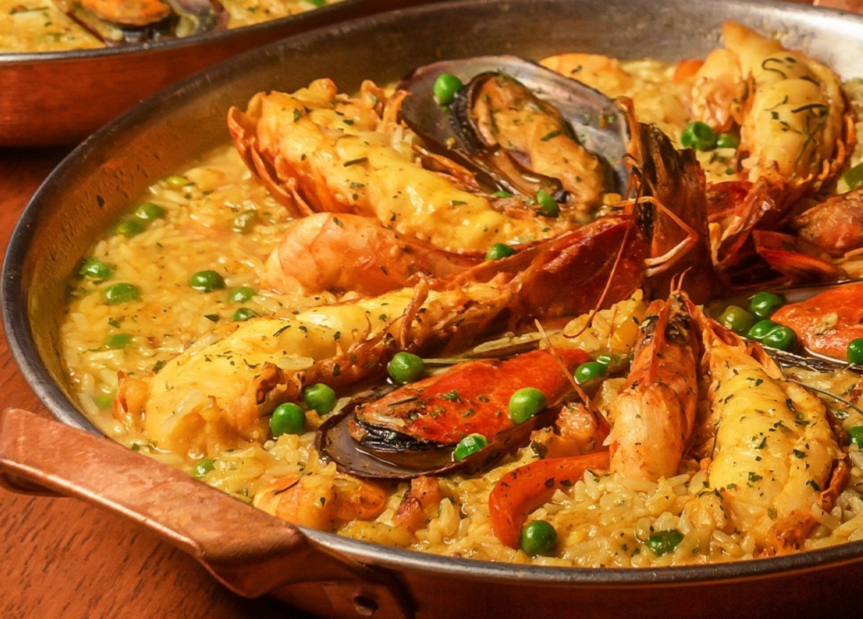 Paella caldosa com lagosta, do Coco Bambu, opção de lagosta em Goiânia