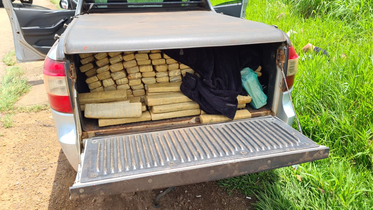 Droga estava armazenada na carroceria de um GM Montana. (Foto: Divulgação/PRF)