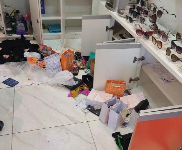 Ótica instalada na Rua 7 de Setembro foi um dos locais furtados durante a madrugada. (Foto: Reprodução)