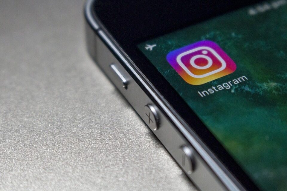 Celular com Instragram