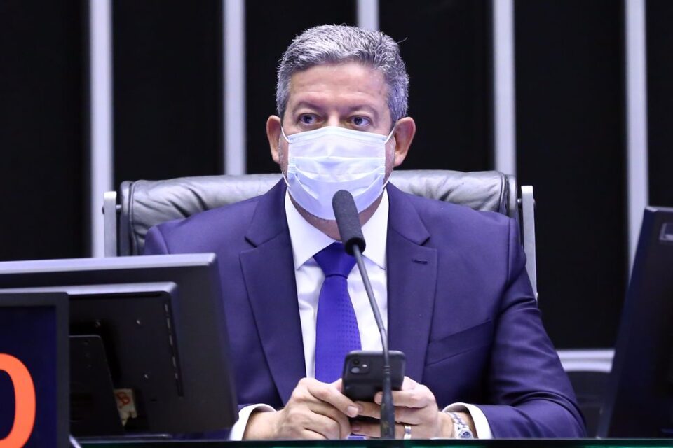 Lira descumpre Lei de Acesso e sonega dados da votação da PEC dos Precatórios