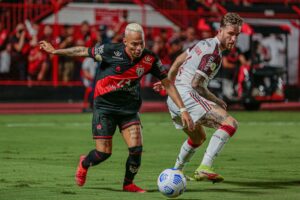 Janderson passa pela marcação de Léo Pereira