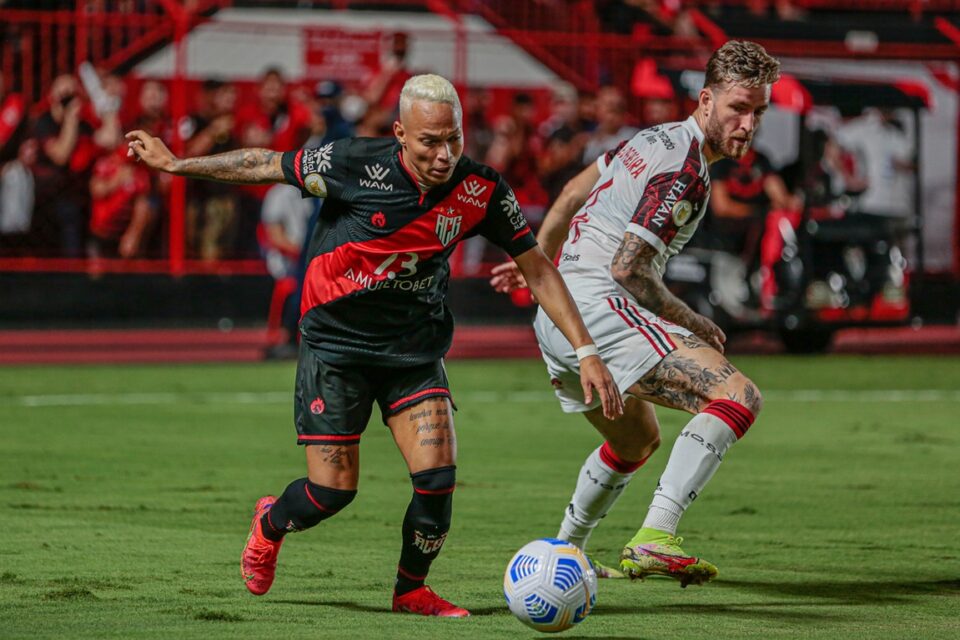 Janderson passa pela marcação de Léo Pereira
