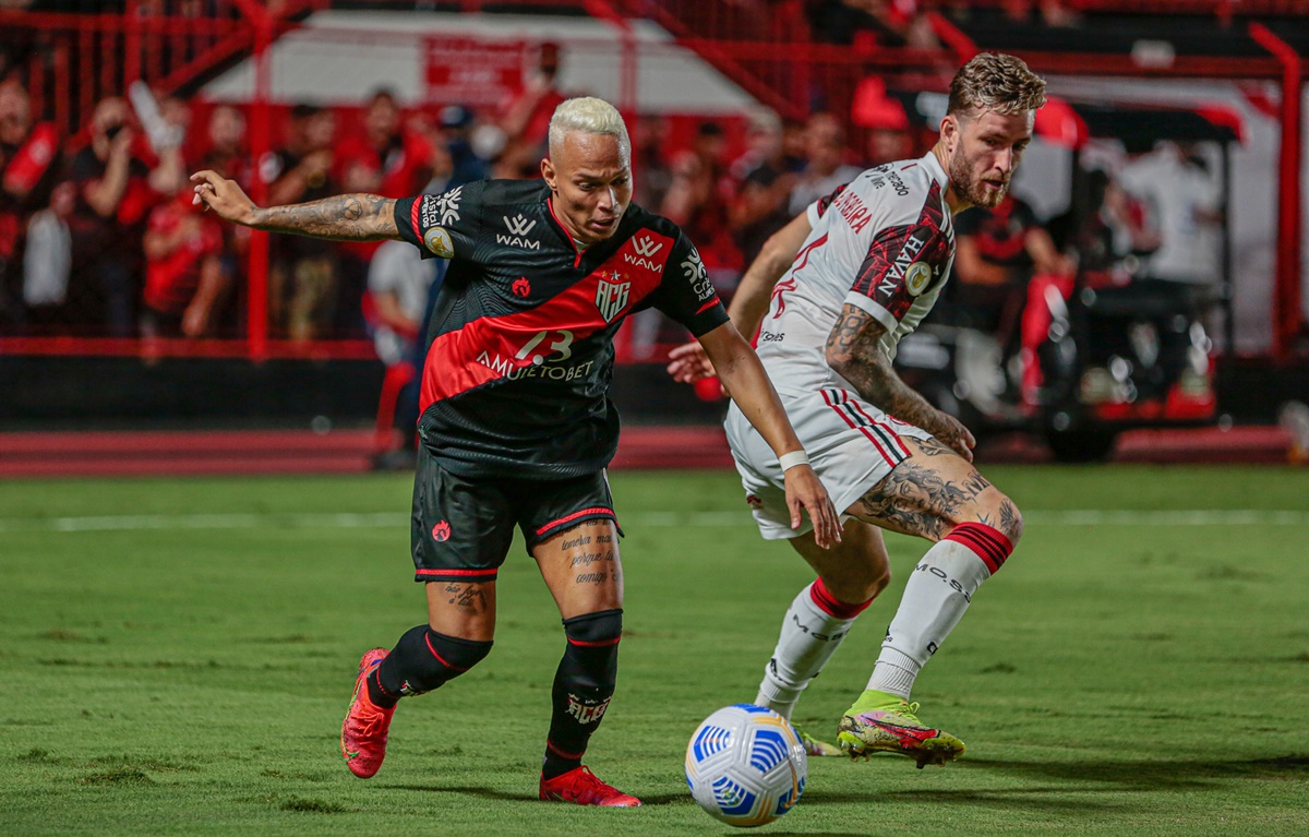 Janderson passa pela marcação de Léo Pereira