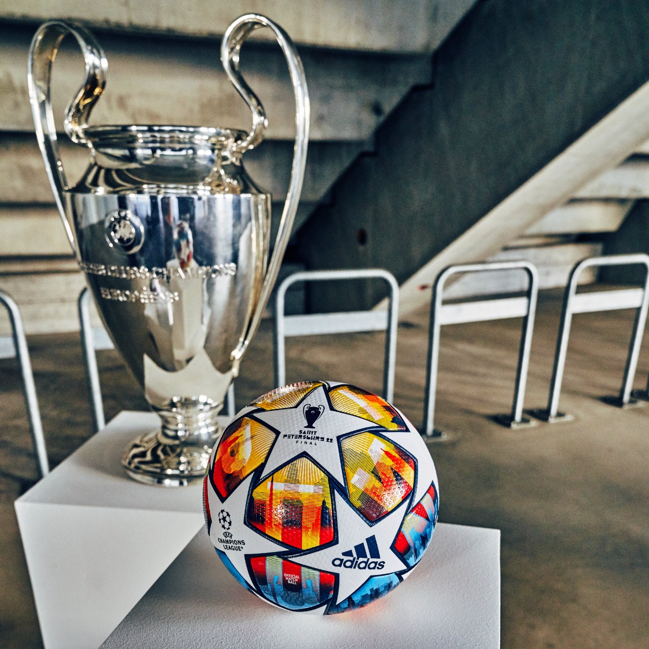 Taça e bola oficial da Liga dos Campeões