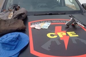 Objetos e dinheiro apreendidos pela PM. (Foto: Divulgação/CPE)