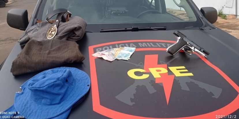 Objetos e dinheiro apreendidos pela PM. (Foto: Divulgação/CPE)