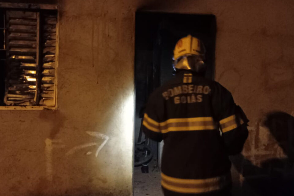 Casa pega fogo e deixar homem com queimaduras de segundo grau em Luziânia