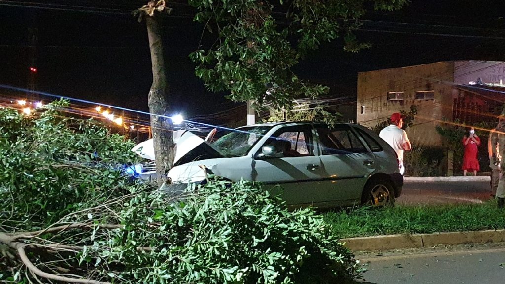Carro colide com árvore e deixa duas pessoas feridas em Catalão