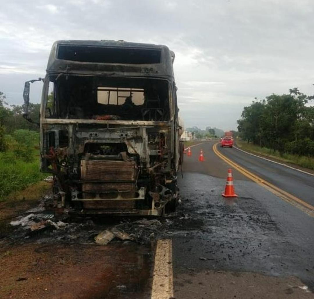 Motorista sai ileso após caminhão carregado de óleo vegetal pegar fogo na GO-213
