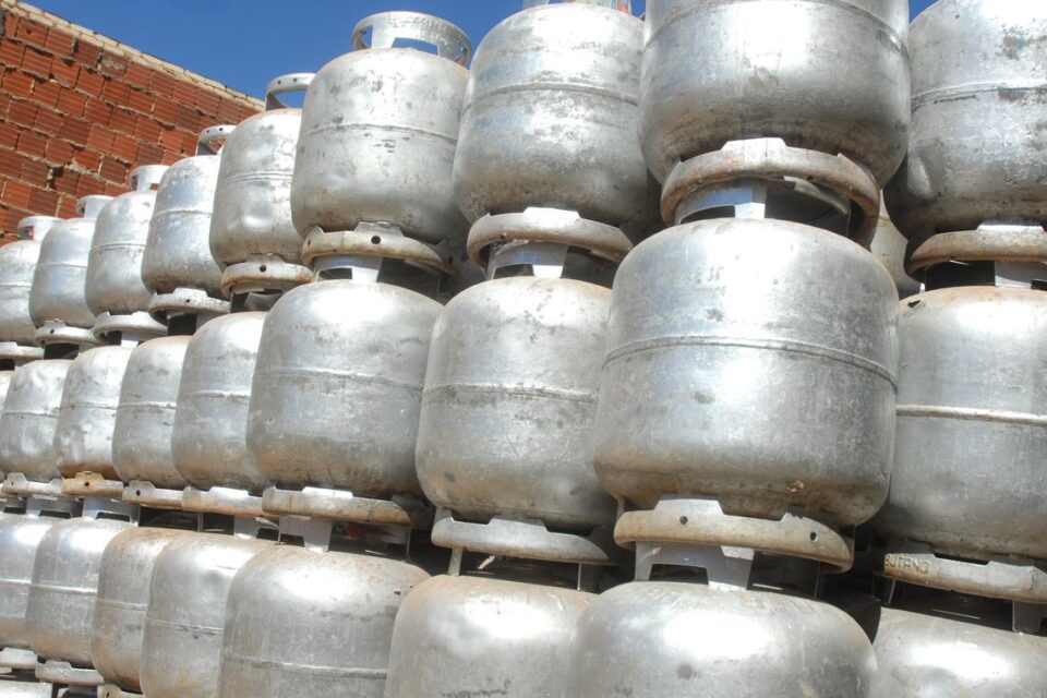 Petrobrás irá pagar R$ 100 de vale gás a 300 mil famílias