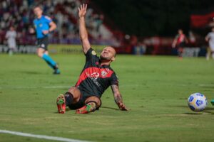André Luís, atacante do Atlético-GO sente lesão