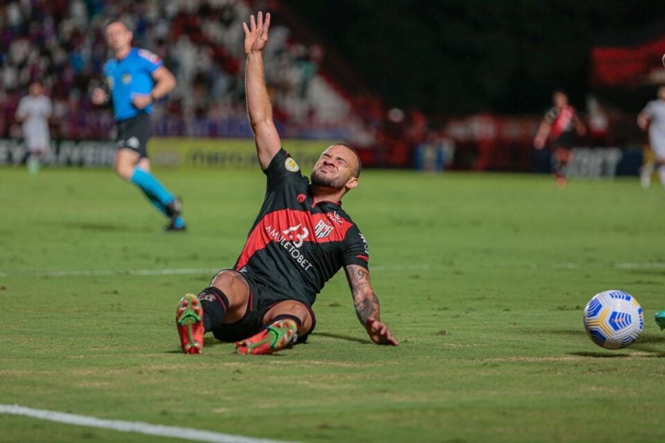 André Luís, atacante do Atlético-GO sente lesão
