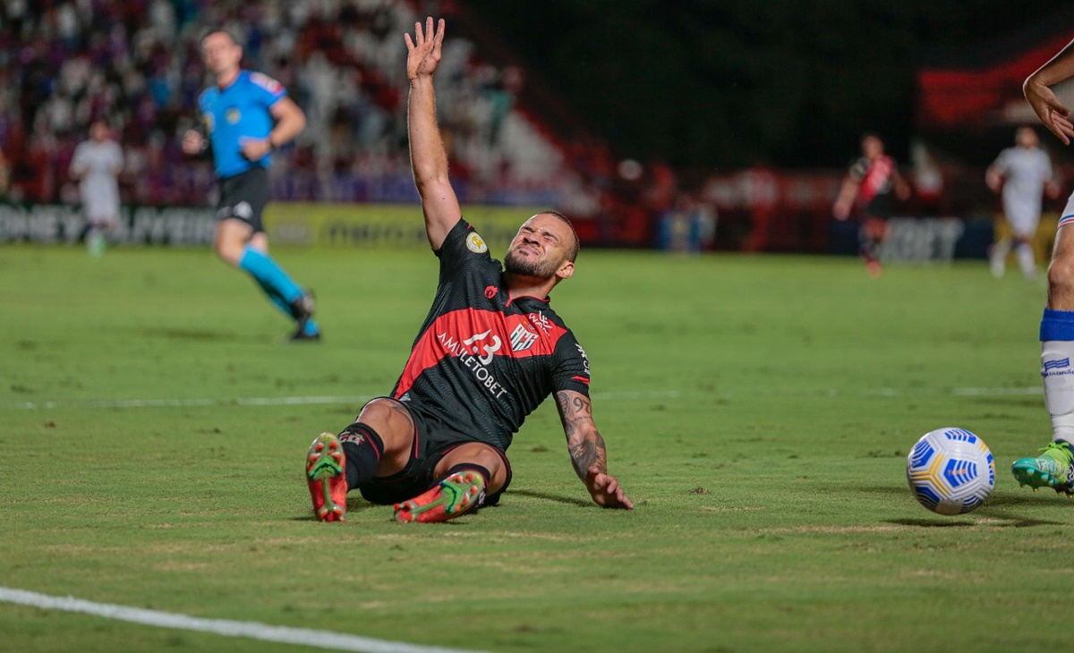 André Luís, atacante do Atlético-GO sente lesão