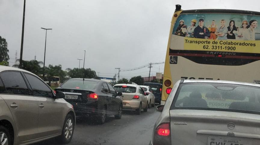 Veículos de pequeno e grande porte ficaram no congestionamento. (Foto: Reprodução)