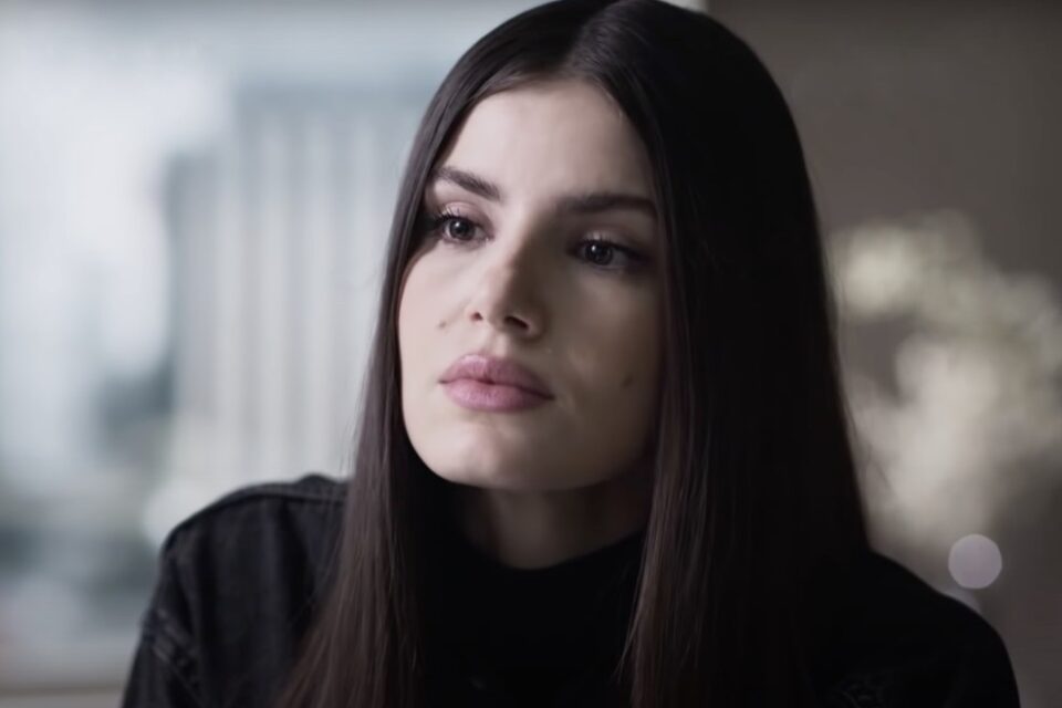 angel-camila-queiroz-recebendo-a-noticia-de-que-vai-ter-que-fazer-o-book-rosa-em-verdades-secretas-2