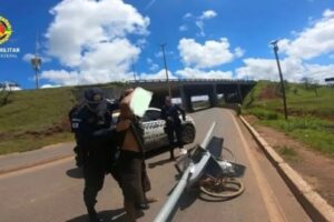 Homem é preso após tentar fugir de bicicleta com poste furtado no DF