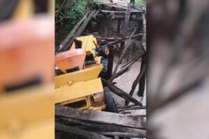 Trator cai após ponte desabar na zona rural de Crixás