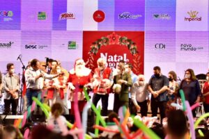 Caiado em ação da OVG de distribuição de brinquedos para o Natal em Goiás