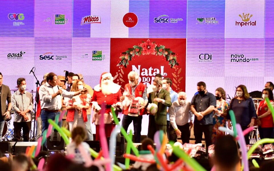 Caiado em ação da OVG de distribuição de brinquedos para o Natal em Goiás