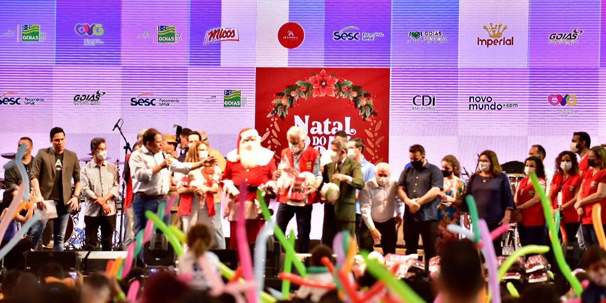 Caiado em ação da OVG de distribuição de brinquedos para o Natal em Goiás