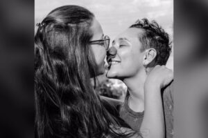 Casal de mulheres troca selinho e tem pedido cancelado em bar de São Paulo