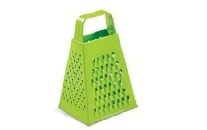 Após ganhar ralador de legumes, mulher desiste de brincar de amigo secreto