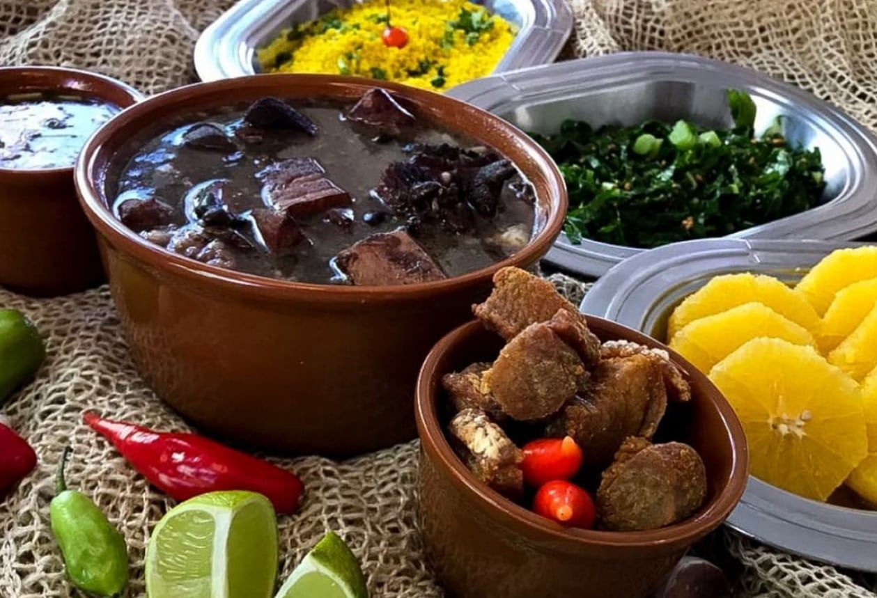 Feijoada servida com torresmo, laranka, couve e farofa, opção da Dona Fiinha, que está entre os restaurantes no centro de Goiânia