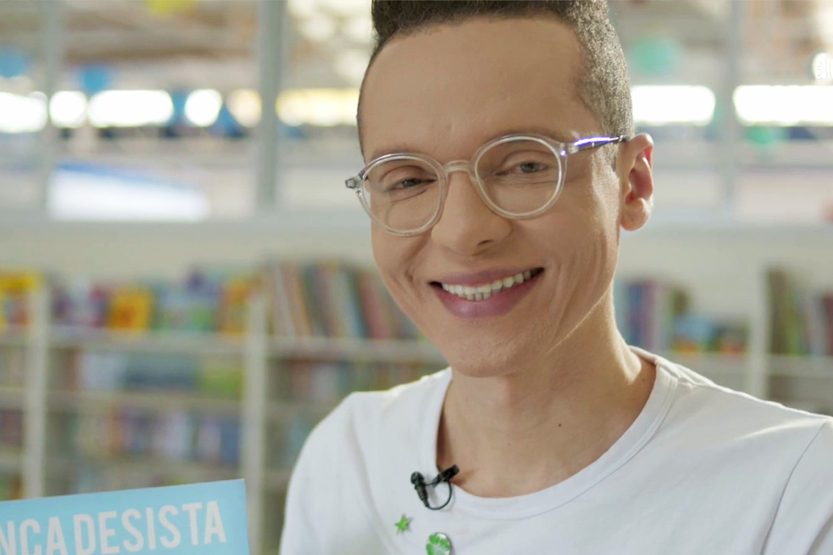 Escritor que construiu mais de 16 bibliotecas comunitárias é tema do Fazendo a Diferença - O escritor Ricardo Cabello, de 34 anos, tem uma longa para contar: ele é fundador do projeto social Nunca Desista dos Seus Sonhos e, desde 2015, já construiu mais de 16 bibliotecas comunitárias em creches e escolas carentes de Goiânia e de Aparecida de Goiânia. A última a ser inaugurada foi em Jataí, onde o projeto atenderá cerca de 450 alunos com 4 mil livros. A jornada de Ricardo Cabello, que caberia em um grande livro, é tema do Fazendo a Diferença desta semana.