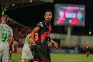 Pedro Henrique em jogo do Atlético-GO na Série A