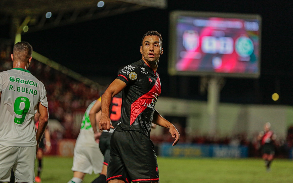 Pedro Henrique em jogo do Atlético-GO na Série A