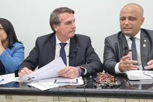 Bolsonaro e Major Vitor Hugo em live